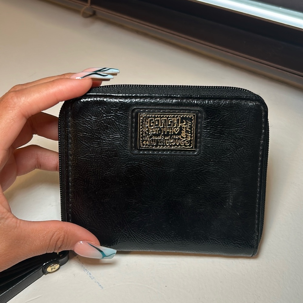 COACH BLACK DAISY LIQUID GLOSS PATENT LEATHER MEDIUM ZIP AROUND WALLET CLUTCH